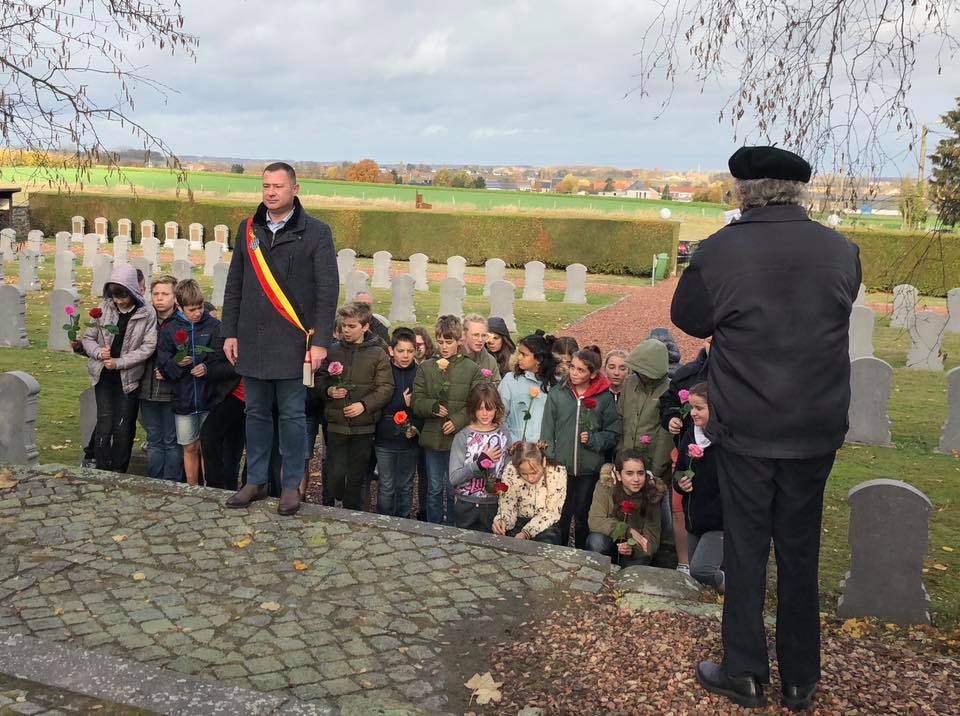 Leerlingen scholen Glabbeek deden bloemenhulde op militair kerkhof