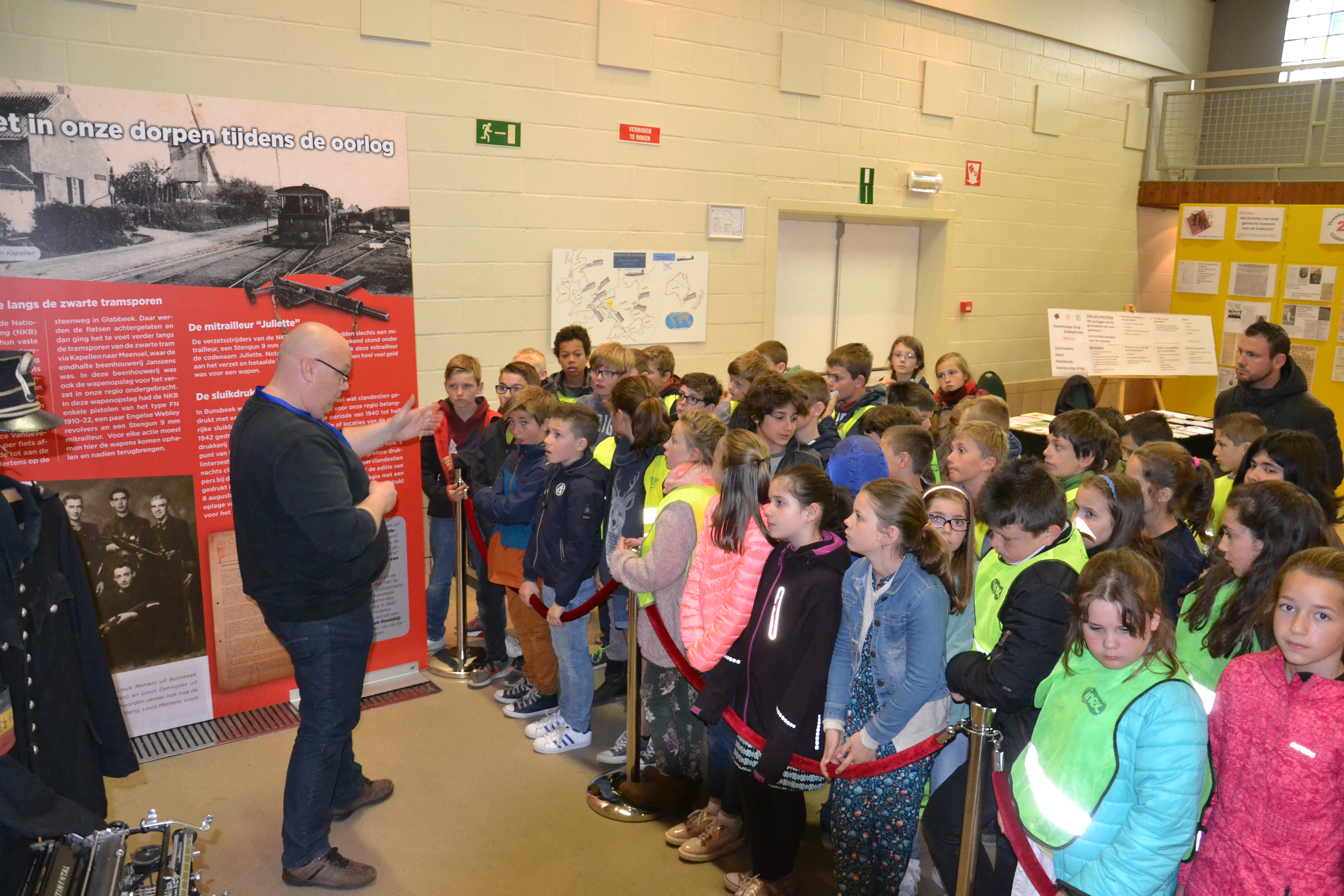 Bezoek scholen Glabbeek aan tentoonstelling Glabbeek Herdenkt ons dorp tijdens WO II