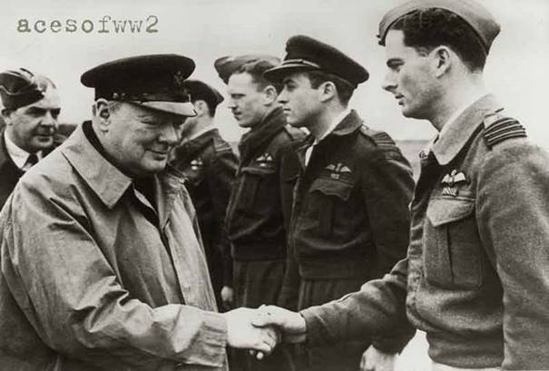 De Britse eerste minister Winston Churchill feliciteerde piloot Henry Wallace Mc Leod (derde van rechts) persoonlijk